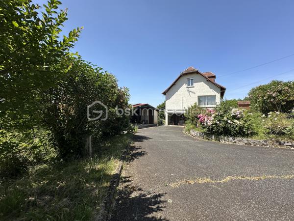 Découvrez cette charmante maison de 116m² construite en 1995. Nichée dans un environnement serein, elle offre un cadre de vie parfait pour une famille en quête de confort.
Cette maison à vendre dispose de 5 pièces  ,une pièce de vie de plus 40 m2 climatisée , 3 chambres , deux à l'étage de 14 et 16 m2 rangement en plus et Wc séparé, et une au rdc de 10 m2 avec sa salle d'eau et son Wc séparé juste à coté. Un sous sol de 60 m2 pour du rangement , un abri pour mettre les voitures. Deux  terrasses idéales pour profiter des journées ensoleillées dont une couverte .
Possibilité d'acquérir des parcelles supplémentaires.
Profitez de cette opportunité unique avec l'accompagnement de Jean-Luc Bonnard, spécialiste de votre région, pour vous offrir une nouvelle vie dans ce cocon familial.