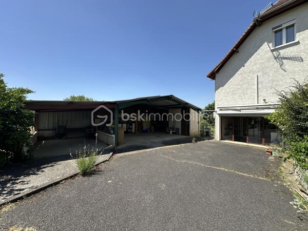Découvrez cette charmante maison de 116m² construite en 1995. Nichée dans un environnement serein, elle offre un cadre de vie parfait pour une famille en quête de confort.
Cette maison à vendre dispose de 5 pièces  ,une pièce de vie de plus 40 m2 climatisée , 3 chambres , deux à l'étage de 14 et 16 m2 rangement en plus et Wc séparé, et une au rdc de 10 m2 avec sa salle d'eau et son Wc séparé juste à coté. Un sous sol de 60 m2 pour du rangement , un abri pour mettre les voitures. Deux  terrasses idéales pour profiter des journées ensoleillées dont une couverte .
Possibilité d'acquérir des parcelles supplémentaires.
Profitez de cette opportunité unique avec l'accompagnement de Jean-Luc Bonnard, spécialiste de votre région, pour vous offrir une nouvelle vie dans ce cocon familial.