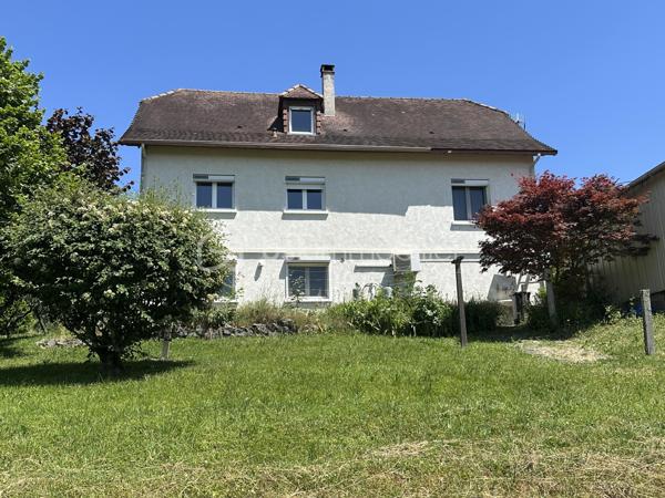 Découvrez cette charmante maison de 116m² construite en 1995. Nichée dans un environnement serein, elle offre un cadre de vie parfait pour une famille en quête de confort.
Cette maison à vendre dispose de 5 pièces  ,une pièce de vie de plus 40 m2 climatisée , 3 chambres , deux à l'étage de 14 et 16 m2 rangement en plus et Wc séparé, et une au rdc de 10 m2 avec sa salle d'eau et son Wc séparé juste à coté. Un sous sol de 60 m2 pour du rangement , un abri pour mettre les voitures. Deux  terrasses idéales pour profiter des journées ensoleillées dont une couverte .
Possibilité d'acquérir des parcelles supplémentaires.
Profitez de cette opportunité unique avec l'accompagnement de Jean-Luc Bonnard, spécialiste de votre région, pour vous offrir une nouvelle vie dans ce cocon familial.