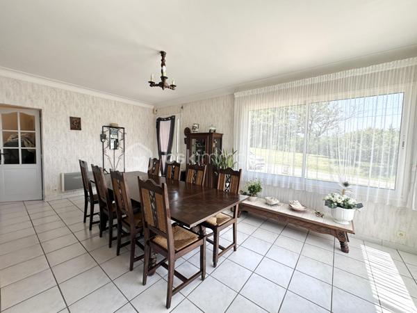 Découvrez cette charmante maison de 116m² construite en 1995. Nichée dans un environnement serein, elle offre un cadre de vie parfait pour une famille en quête de confort.
Cette maison à vendre dispose de 5 pièces  ,une pièce de vie de plus 40 m2 climatisée , 3 chambres , deux à l'étage de 14 et 16 m2 rangement en plus et Wc séparé, et une au rdc de 10 m2 avec sa salle d'eau et son Wc séparé juste à coté. Un sous sol de 60 m2 pour du rangement , un abri pour mettre les voitures. Deux  terrasses idéales pour profiter des journées ensoleillées dont une couverte .
Possibilité d'acquérir des parcelles supplémentaires.
Profitez de cette opportunité unique avec l'accompagnement de Jean-Luc Bonnard, spécialiste de votre région, pour vous offrir une nouvelle vie dans ce cocon familial.