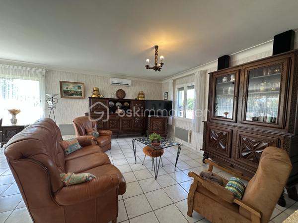 Découvrez cette charmante maison de 116m² construite en 1995. Nichée dans un environnement serein, elle offre un cadre de vie parfait pour une famille en quête de confort.
Cette maison à vendre dispose de 5 pièces  ,une pièce de vie de plus 40 m2 climatisée , 3 chambres , deux à l'étage de 14 et 16 m2 rangement en plus et Wc séparé, et une au rdc de 10 m2 avec sa salle d'eau et son Wc séparé juste à coté. Un sous sol de 60 m2 pour du rangement , un abri pour mettre les voitures. Deux  terrasses idéales pour profiter des journées ensoleillées dont une couverte .
Possibilité d'acquérir des parcelles supplémentaires.
Profitez de cette opportunité unique avec l'accompagnement de Jean-Luc Bonnard, spécialiste de votre région, pour vous offrir une nouvelle vie dans ce cocon familial.