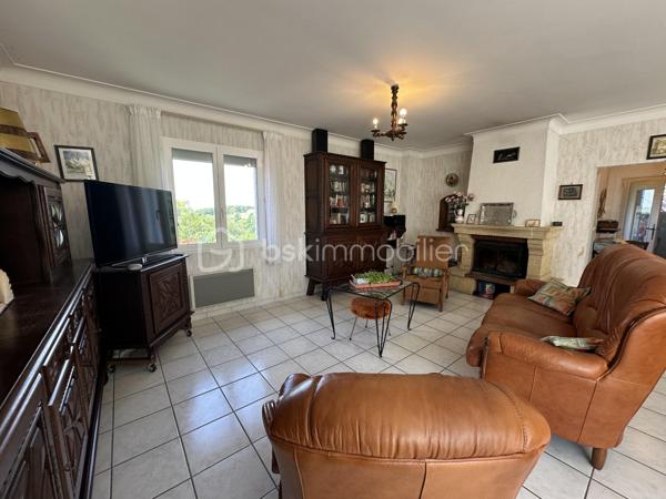 Découvrez cette charmante maison de 116m² construite en 1995. Nichée dans un environnement serein, elle offre un cadre de vie parfait pour une famille en quête de confort.
Cette maison à vendre dispose de 5 pièces  ,une pièce de vie de plus 40 m2 climatisée , 3 chambres , deux à l'étage de 14 et 16 m2 rangement en plus et Wc séparé, et une au rdc de 10 m2 avec sa salle d'eau et son Wc séparé juste à coté. Un sous sol de 60 m2 pour du rangement , un abri pour mettre les voitures. Deux  terrasses idéales pour profiter des journées ensoleillées dont une couverte .
Possibilité d'acquérir des parcelles supplémentaires.
Profitez de cette opportunité unique avec l'accompagnement de Jean-Luc Bonnard, spécialiste de votre région, pour vous offrir une nouvelle vie dans ce cocon familial.