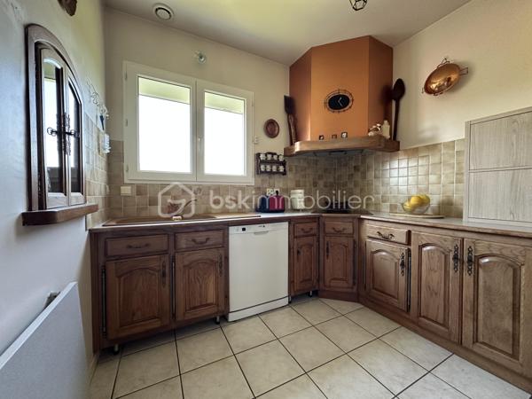 Découvrez cette charmante maison de 116m² construite en 1995. Nichée dans un environnement serein, elle offre un cadre de vie parfait pour une famille en quête de confort.
Cette maison à vendre dispose de 5 pièces  ,une pièce de vie de plus 40 m2 climatisée , 3 chambres , deux à l'étage de 14 et 16 m2 rangement en plus et Wc séparé, et une au rdc de 10 m2 avec sa salle d'eau et son Wc séparé juste à coté. Un sous sol de 60 m2 pour du rangement , un abri pour mettre les voitures. Deux  terrasses idéales pour profiter des journées ensoleillées dont une couverte .
Possibilité d'acquérir des parcelles supplémentaires.
Profitez de cette opportunité unique avec l'accompagnement de Jean-Luc Bonnard, spécialiste de votre région, pour vous offrir une nouvelle vie dans ce cocon familial.