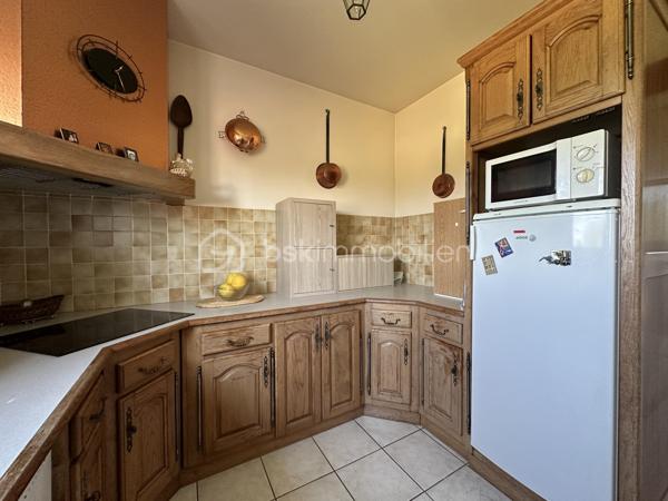 Découvrez cette charmante maison de 116m² construite en 1995. Nichée dans un environnement serein, elle offre un cadre de vie parfait pour une famille en quête de confort.
Cette maison à vendre dispose de 5 pièces  ,une pièce de vie de plus 40 m2 climatisée , 3 chambres , deux à l'étage de 14 et 16 m2 rangement en plus et Wc séparé, et une au rdc de 10 m2 avec sa salle d'eau et son Wc séparé juste à coté. Un sous sol de 60 m2 pour du rangement , un abri pour mettre les voitures. Deux  terrasses idéales pour profiter des journées ensoleillées dont une couverte .
Possibilité d'acquérir des parcelles supplémentaires.
Profitez de cette opportunité unique avec l'accompagnement de Jean-Luc Bonnard, spécialiste de votre région, pour vous offrir une nouvelle vie dans ce cocon familial.