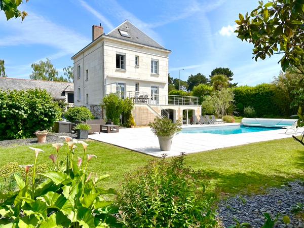 MAISON ANCIENNE AVEC UN MAGNIFIQUE JARDIN A ANGERS Angers