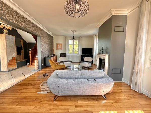 MAISON ANCIENNE AVEC UN MAGNIFIQUE JARDIN A ANGERS Angers