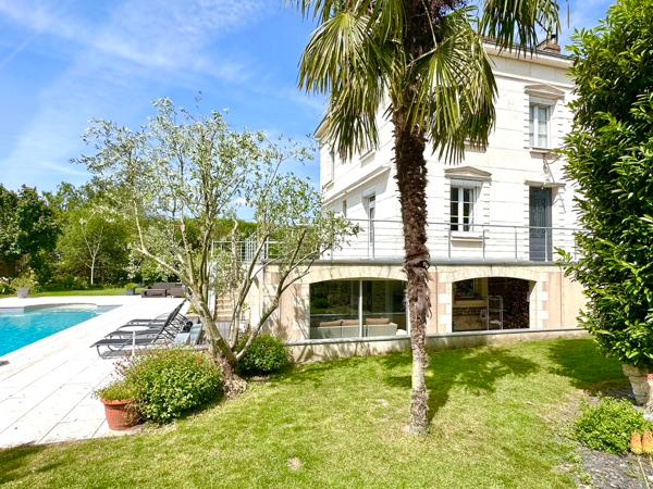 MAISON ANCIENNE AVEC UN MAGNIFIQUE JARDIN A ANGERS Angers