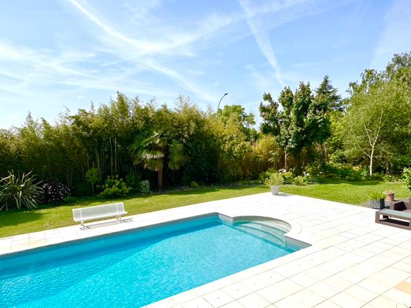 MAISON ANCIENNE AVEC UN MAGNIFIQUE JARDIN A ANGERS Angers