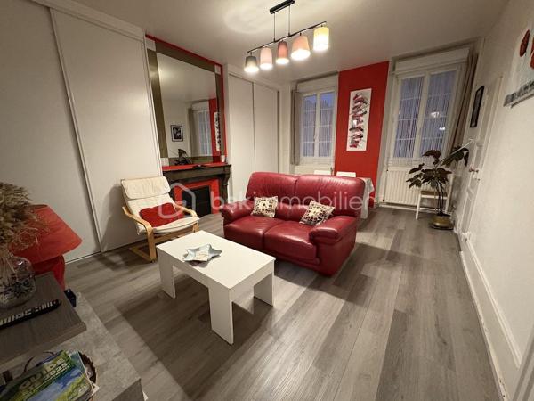 Découvrez cet appartement de 48 m² idéalement situé au premier étage d'une résidence datant de 1940. Profitez d'un cadre de vie dynamique à deux pas des commodités urbaines, et du jardin des Vignaux, 2 min à pied du centre ville.

Ce bien vous plaira à coup sûr grâce à ses espaces , avec une entrée desservant une cuisine 100% équipée, 1 salle d'eau avec douche et wc, un beau salon salle à manger très lumineux avec de grand placards de rangements, 1 espace bureau, et une 1 grande chambre avec dressing.
Pour compléter ce bien vous aurez 4 boxes de rangement très pratique.
Cet appartement vous offre un intérieur lumineux et bien agencé.
La copropriété de seulement 7 lots assure une ambiance conviviale. Charges annuelles raisonnables de 743 €.

Les points forts :
- double vitrage en PVC
- volets roulants PVC + volets bois = double volets pour plus de confort
- entretien chaudière effectué ok
- cuisine 100% équipée
- appartement refait avec goût
- de belle hauteur sous plafonds avec moulures
- parking gratuit au bas de la résidence

Idéal pour un premier investissement ou un pied-à-terre. Une visite s'impose !!