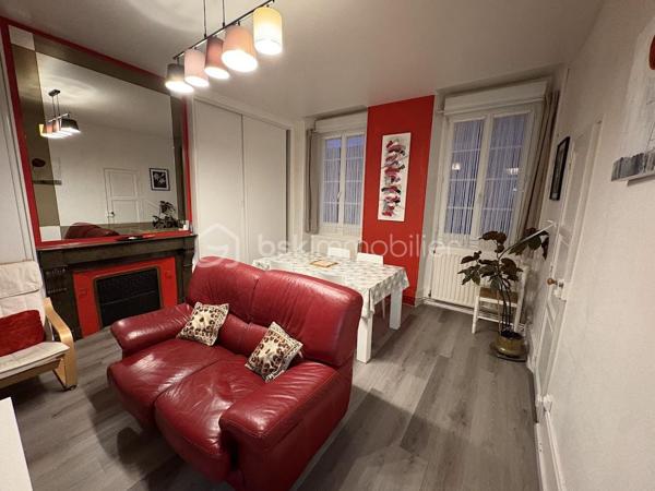 Découvrez cet appartement de 48 m² idéalement situé au premier étage d'une résidence datant de 1940. Profitez d'un cadre de vie dynamique à deux pas des commodités urbaines, et du jardin des Vignaux, 2 min à pied du centre ville.

Ce bien vous plaira à coup sûr grâce à ses espaces , avec une entrée desservant une cuisine 100% équipée, 1 salle d'eau avec douche et wc, un beau salon salle à manger très lumineux avec de grand placards de rangements, 1 espace bureau, et une 1 grande chambre avec dressing.
Pour compléter ce bien vous aurez 4 boxes de rangement très pratique.
Cet appartement vous offre un intérieur lumineux et bien agencé.
La copropriété de seulement 7 lots assure une ambiance conviviale. Charges annuelles raisonnables de 743 €.

Les points forts :
- double vitrage en PVC
- volets roulants PVC + volets bois = double volets pour plus de confort
- entretien chaudière effectué ok
- cuisine 100% équipée
- appartement refait avec goût
- de belle hauteur sous plafonds avec moulures
- parking gratuit au bas de la résidence

Idéal pour un premier investissement ou un pied-à-terre. Une visite s'impose !!