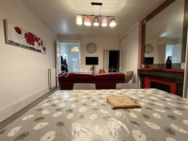 Découvrez cet appartement de 48 m² idéalement situé au premier étage d'une résidence datant de 1940. Profitez d'un cadre de vie dynamique à deux pas des commodités urbaines, et du jardin des Vignaux, 2 min à pied du centre ville.

Ce bien vous plaira à coup sûr grâce à ses espaces , avec une entrée desservant une cuisine 100% équipée, 1 salle d'eau avec douche et wc, un beau salon salle à manger très lumineux avec de grand placards de rangements, 1 espace bureau, et une 1 grande chambre avec dressing.
Pour compléter ce bien vous aurez 4 boxes de rangement très pratique.
Cet appartement vous offre un intérieur lumineux et bien agencé.
La copropriété de seulement 7 lots assure une ambiance conviviale. Charges annuelles raisonnables de 743 €.

Les points forts :
- double vitrage en PVC
- volets roulants PVC + volets bois = double volets pour plus de confort
- entretien chaudière effectué ok
- cuisine 100% équipée
- appartement refait avec goût
- de belle hauteur sous plafonds avec moulures
- parking gratuit au bas de la résidence

Idéal pour un premier investissement ou un pied-à-terre. Une visite s'impose !!