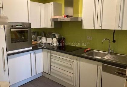 Découvrez cet appartement de 48 m² idéalement situé au premier étage d'une résidence datant de 1940. Profitez d'un cadre de vie dynamique à deux pas des commodités urbaines, et du jardin des Vignaux, 2 min à pied du centre ville.

Ce bien vous plaira à coup sûr grâce à ses espaces , avec une entrée desservant une cuisine 100% équipée, 1 salle d'eau avec douche et wc, un beau salon salle à manger très lumineux avec de grand placards de rangements, 1 espace bureau, et une 1 grande chambre avec dressing.
Pour compléter ce bien vous aurez 4 boxes de rangement très pratique.
Cet appartement vous offre un intérieur lumineux et bien agencé.
La copropriété de seulement 7 lots assure une ambiance conviviale. Charges annuelles raisonnables de 743 €.

Les points forts :
- double vitrage en PVC
- volets roulants PVC + volets bois = double volets pour plus de confort
- entretien chaudière effectué ok
- cuisine 100% équipée
- appartement refait avec goût
- de belle hauteur sous plafonds avec moulures
- parking gratuit au bas de la résidence

Idéal pour un premier investissement ou un pied-à-terre. Une visite s'impose !!