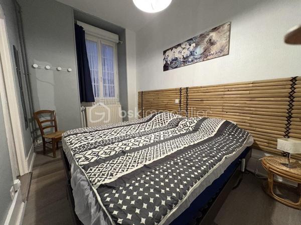 Découvrez cet appartement de 48 m² idéalement situé au premier étage d'une résidence datant de 1940. Profitez d'un cadre de vie dynamique à deux pas des commodités urbaines, et du jardin des Vignaux, 2 min à pied du centre ville.

Ce bien vous plaira à coup sûr grâce à ses espaces , avec une entrée desservant une cuisine 100% équipée, 1 salle d'eau avec douche et wc, un beau salon salle à manger très lumineux avec de grand placards de rangements, 1 espace bureau, et une 1 grande chambre avec dressing.
Pour compléter ce bien vous aurez 4 boxes de rangement très pratique.
Cet appartement vous offre un intérieur lumineux et bien agencé.
La copropriété de seulement 7 lots assure une ambiance conviviale. Charges annuelles raisonnables de 743 €.

Les points forts :
- double vitrage en PVC
- volets roulants PVC + volets bois = double volets pour plus de confort
- entretien chaudière effectué ok
- cuisine 100% équipée
- appartement refait avec goût
- de belle hauteur sous plafonds avec moulures
- parking gratuit au bas de la résidence

Idéal pour un premier investissement ou un pied-à-terre. Une visite s'impose !!