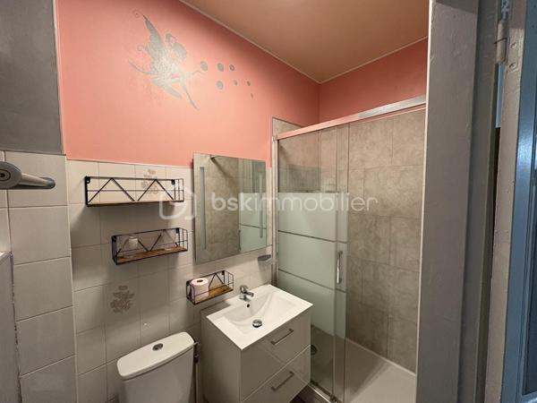 Découvrez cet appartement de 48 m² idéalement situé au premier étage d'une résidence datant de 1940. Profitez d'un cadre de vie dynamique à deux pas des commodités urbaines, et du jardin des Vignaux, 2 min à pied du centre ville.

Ce bien vous plaira à coup sûr grâce à ses espaces , avec une entrée desservant une cuisine 100% équipée, 1 salle d'eau avec douche et wc, un beau salon salle à manger très lumineux avec de grand placards de rangements, 1 espace bureau, et une 1 grande chambre avec dressing.
Pour compléter ce bien vous aurez 4 boxes de rangement très pratique.
Cet appartement vous offre un intérieur lumineux et bien agencé.
La copropriété de seulement 7 lots assure une ambiance conviviale. Charges annuelles raisonnables de 743 €.

Les points forts :
- double vitrage en PVC
- volets roulants PVC + volets bois = double volets pour plus de confort
- entretien chaudière effectué ok
- cuisine 100% équipée
- appartement refait avec goût
- de belle hauteur sous plafonds avec moulures
- parking gratuit au bas de la résidence

Idéal pour un premier investissement ou un pied-à-terre. Une visite s'impose !!