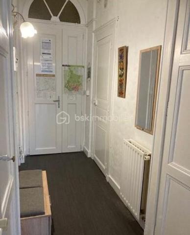 Découvrez cet appartement de 48 m² idéalement situé au premier étage d'une résidence datant de 1940. Profitez d'un cadre de vie dynamique à deux pas des commodités urbaines, et du jardin des Vignaux, 2 min à pied du centre ville.

Ce bien vous plaira à coup sûr grâce à ses espaces , avec une entrée desservant une cuisine 100% équipée, 1 salle d'eau avec douche et wc, un beau salon salle à manger très lumineux avec de grand placards de rangements, 1 espace bureau, et une 1 grande chambre avec dressing.
Pour compléter ce bien vous aurez 4 boxes de rangement très pratique.
Cet appartement vous offre un intérieur lumineux et bien agencé.
La copropriété de seulement 7 lots assure une ambiance conviviale. Charges annuelles raisonnables de 743 €.

Les points forts :
- double vitrage en PVC
- volets roulants PVC + volets bois = double volets pour plus de confort
- entretien chaudière effectué ok
- cuisine 100% équipée
- appartement refait avec goût
- de belle hauteur sous plafonds avec moulures
- parking gratuit au bas de la résidence

Idéal pour un premier investissement ou un pied-à-terre. Une visite s'impose !!