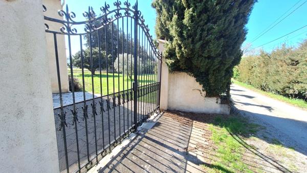 Maison à 6 pièces LAURIS (84) terrain 3136 m²