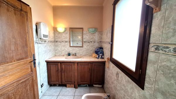 Maison à 6 pièces LAURIS (84) terrain 3136 m²