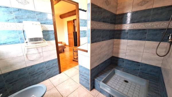 Maison à 6 pièces LAURIS (84) terrain 3136 m²