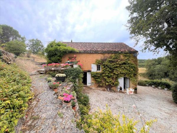 Maison ancienne - Belves RAVISSANTE PROPRIÉTÉ SUR COUR AVEC 2 MAISONS INDÉPENDANTES EN PIERRE (2 LITS ET 1 LIT) SUR 2,4 ACRES, PRÈS DE ST POMPON, DANS UN CADRE SUPERBE ET TRANQUILLE AVEC DE JOLIES VUES. PF90320