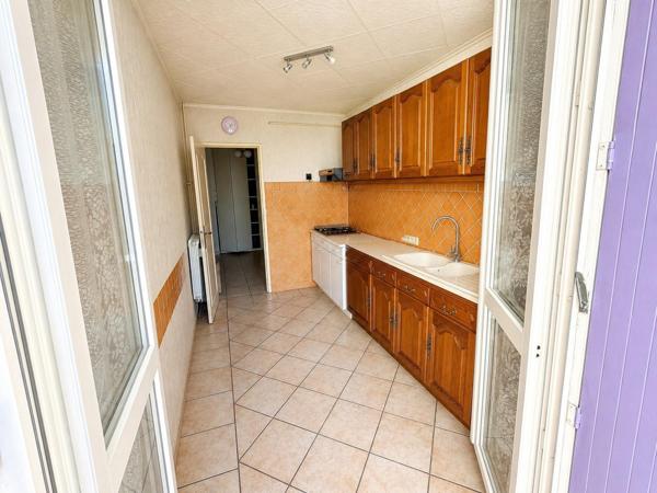 Spacieux appartement proche des commodités avec véranda