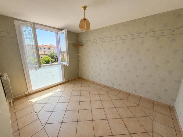 Spacieux appartement proche des commodités avec véranda