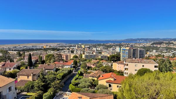A VENDRE Dernier étage Appartement 3 pièces avec vue mer exceptionnelle à Nice