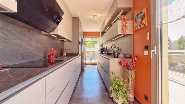 A VENDRE Dernier étage Appartement 3 pièces avec vue mer exceptionnelle à Nice