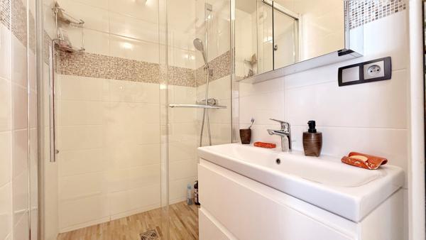 A VENDRE Dernier étage Appartement 3 pièces avec vue mer exceptionnelle à Nice