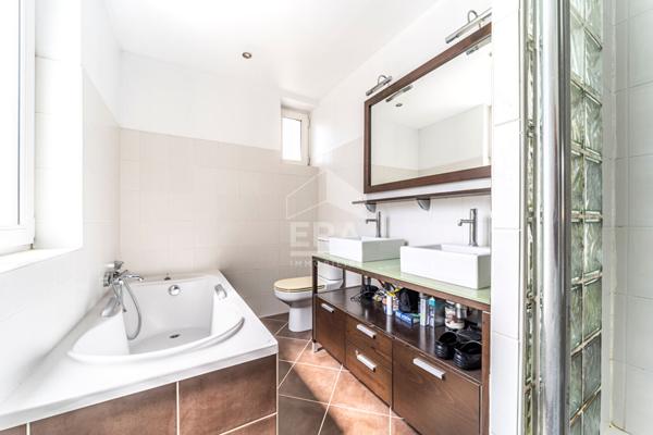 Maison et appartement avec garage à Lille