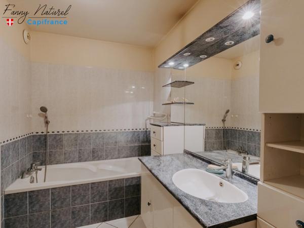 A vendre : Appartement T5 en Duplex avec terrasse et place de parking- Dernier étage- centre CHAMBERY (73)