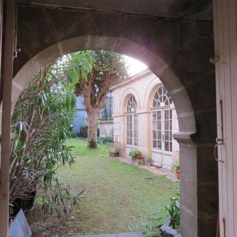 Grande maison de caractère, jardin, garages