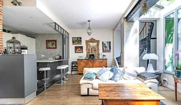 LEVALLOIS PERRET CENTRE VILLE - MAISON DE VILLE AVEC 5 CHAMBRES ET TERRASSE