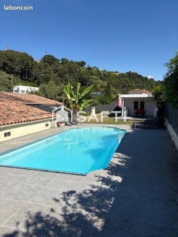 Maison Individuelle avec piscine, garage, proche ville