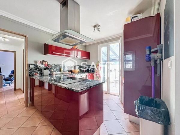 Maison Individuelle avec piscine, garage, proche ville