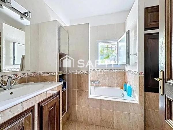 Maison Individuelle avec piscine, garage, proche ville