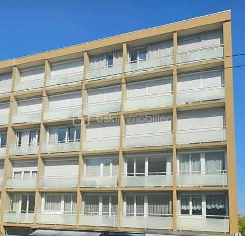 SAINT-ÉTIENNE – SECTEUR PARC DE L’EUROPE : Au sein d’une résidence de très bon standing, de taille agréable et bien entretenue, découvrez ce bel appartement traversant T3 d’environ 78 m², situé au 2ᵉ étage avec ascenseur.
Actuellement configuré en T3, l’appartement était initialement un T4 et offre la possibilité de recréer facilement une troisième chambre.
Particulièrement lumineux, il bénéficie de larges surfaces vitrées dans chacune des pièces et surtout d’un environnement sans vis-à-vis, avec une agréable vue dégagée sur la verdure.
Il se compose d’une entrée avec rangements, d’une cuisine indépendante avec loggia fermée faisant office d’arrière-cuisine, d’un salon et d’une salle à manger ouvrant sur le balcon, de deux chambres, d’une salle d’eau et d’un WC indépendant.
L’appartement est en excellent état et bénéficie de prestations de qualité : menuiseries PVC, volets roulants électriques, tableau électrique récent et chauffage individuel au gaz.
Un garage indépendant et une cave complètent le bien. La résidence dispose également d’un parking avec stationnement libre pour les résidents.
Idéalement situé dans le secteur Parc de l’Europe, à proximité des commerces, services et espaces verts.
Possibilité d’acquérir l’appartement entièrement meublé, permettant une installation immédiate ou une mise en location rapide.
Les + du bien : Ascenseur, Résidence de très bon standing, Très grande luminosité, Balcons, Garage + cave