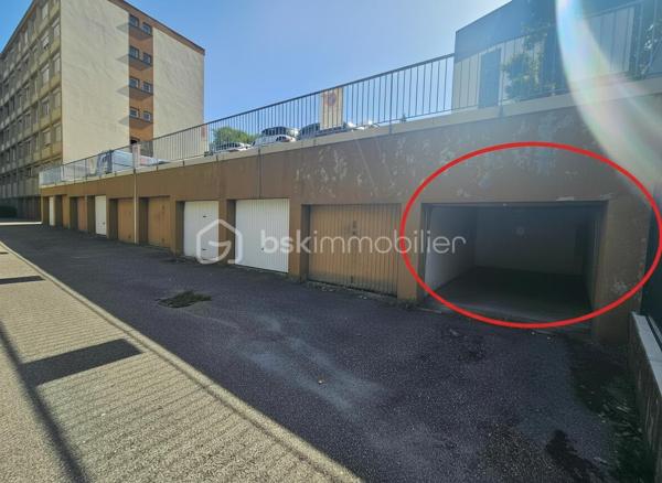 SAINT-ÉTIENNE – SECTEUR PARC DE L’EUROPE : Au sein d’une résidence de très bon standing, de taille agréable et bien entretenue, découvrez ce bel appartement traversant T3 d’environ 78 m², situé au 2ᵉ étage avec ascenseur.
Actuellement configuré en T3, l’appartement était initialement un T4 et offre la possibilité de recréer facilement une troisième chambre.
Particulièrement lumineux, il bénéficie de larges surfaces vitrées dans chacune des pièces et surtout d’un environnement sans vis-à-vis, avec une agréable vue dégagée sur la verdure.
Il se compose d’une entrée avec rangements, d’une cuisine indépendante avec loggia fermée faisant office d’arrière-cuisine, d’un salon et d’une salle à manger ouvrant sur le balcon, de deux chambres, d’une salle d’eau et d’un WC indépendant.
L’appartement est en excellent état et bénéficie de prestations de qualité : menuiseries PVC, volets roulants électriques, tableau électrique récent et chauffage individuel au gaz.
Un garage indépendant et une cave complètent le bien. La résidence dispose également d’un parking avec stationnement libre pour les résidents.
Idéalement situé dans le secteur Parc de l’Europe, à proximité des commerces, services et espaces verts.
Possibilité d’acquérir l’appartement entièrement meublé, permettant une installation immédiate ou une mise en location rapide.
Les + du bien : Ascenseur, Résidence de très bon standing, Très grande luminosité, Balcons, Garage + cave