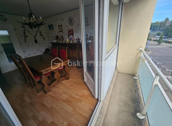 SAINT-ÉTIENNE – SECTEUR PARC DE L’EUROPE : Au sein d’une résidence de très bon standing, de taille agréable et bien entretenue, découvrez ce bel appartement traversant T3 d’environ 78 m², situé au 2ᵉ étage avec ascenseur.
Actuellement configuré en T3, l’appartement était initialement un T4 et offre la possibilité de recréer facilement une troisième chambre.
Particulièrement lumineux, il bénéficie de larges surfaces vitrées dans chacune des pièces et surtout d’un environnement sans vis-à-vis, avec une agréable vue dégagée sur la verdure.
Il se compose d’une entrée avec rangements, d’une cuisine indépendante avec loggia fermée faisant office d’arrière-cuisine, d’un salon et d’une salle à manger ouvrant sur le balcon, de deux chambres, d’une salle d’eau et d’un WC indépendant.
L’appartement est en excellent état et bénéficie de prestations de qualité : menuiseries PVC, volets roulants électriques, tableau électrique récent et chauffage individuel au gaz.
Un garage indépendant et une cave complètent le bien. La résidence dispose également d’un parking avec stationnement libre pour les résidents.
Idéalement situé dans le secteur Parc de l’Europe, à proximité des commerces, services et espaces verts.
Possibilité d’acquérir l’appartement entièrement meublé, permettant une installation immédiate ou une mise en location rapide.
Les + du bien : Ascenseur, Résidence de très bon standing, Très grande luminosité, Balcons, Garage + cave