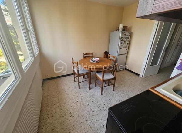 SAINT-ÉTIENNE – SECTEUR PARC DE L’EUROPE : Au sein d’une résidence de très bon standing, de taille agréable et bien entretenue, découvrez ce bel appartement traversant T3 d’environ 78 m², situé au 2ᵉ étage avec ascenseur.
Actuellement configuré en T3, l’appartement était initialement un T4 et offre la possibilité de recréer facilement une troisième chambre.
Particulièrement lumineux, il bénéficie de larges surfaces vitrées dans chacune des pièces et surtout d’un environnement sans vis-à-vis, avec une agréable vue dégagée sur la verdure.
Il se compose d’une entrée avec rangements, d’une cuisine indépendante avec loggia fermée faisant office d’arrière-cuisine, d’un salon et d’une salle à manger ouvrant sur le balcon, de deux chambres, d’une salle d’eau et d’un WC indépendant.
L’appartement est en excellent état et bénéficie de prestations de qualité : menuiseries PVC, volets roulants électriques, tableau électrique récent et chauffage individuel au gaz.
Un garage indépendant et une cave complètent le bien. La résidence dispose également d’un parking avec stationnement libre pour les résidents.
Idéalement situé dans le secteur Parc de l’Europe, à proximité des commerces, services et espaces verts.
Possibilité d’acquérir l’appartement entièrement meublé, permettant une installation immédiate ou une mise en location rapide.
Les + du bien : Ascenseur, Résidence de très bon standing, Très grande luminosité, Balcons, Garage + cave