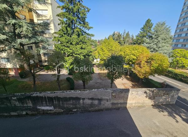 SAINT-ÉTIENNE – SECTEUR PARC DE L’EUROPE : Au sein d’une résidence de très bon standing, de taille agréable et bien entretenue, découvrez ce bel appartement traversant T3 d’environ 78 m², situé au 2ᵉ étage avec ascenseur.
Actuellement configuré en T3, l’appartement était initialement un T4 et offre la possibilité de recréer facilement une troisième chambre.
Particulièrement lumineux, il bénéficie de larges surfaces vitrées dans chacune des pièces et surtout d’un environnement sans vis-à-vis, avec une agréable vue dégagée sur la verdure.
Il se compose d’une entrée avec rangements, d’une cuisine indépendante avec loggia fermée faisant office d’arrière-cuisine, d’un salon et d’une salle à manger ouvrant sur le balcon, de deux chambres, d’une salle d’eau et d’un WC indépendant.
L’appartement est en excellent état et bénéficie de prestations de qualité : menuiseries PVC, volets roulants électriques, tableau électrique récent et chauffage individuel au gaz.
Un garage indépendant et une cave complètent le bien. La résidence dispose également d’un parking avec stationnement libre pour les résidents.
Idéalement situé dans le secteur Parc de l’Europe, à proximité des commerces, services et espaces verts.
Possibilité d’acquérir l’appartement entièrement meublé, permettant une installation immédiate ou une mise en location rapide.
Les + du bien : Ascenseur, Résidence de très bon standing, Très grande luminosité, Balcons, Garage + cave