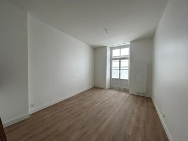 Appartement Rénové * 2 Pièces * 35 M² * 44000 Nantes * 580 * 40 * 620,  
Nantes 44000