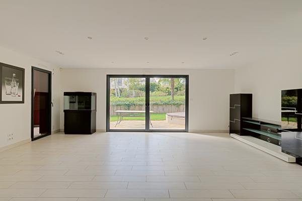 Maison
         9 pièces
        - 433 m² 1 750 000 € *
