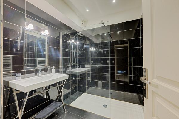 Maison
         9 pièces
        - 433 m² 1 750 000 € *