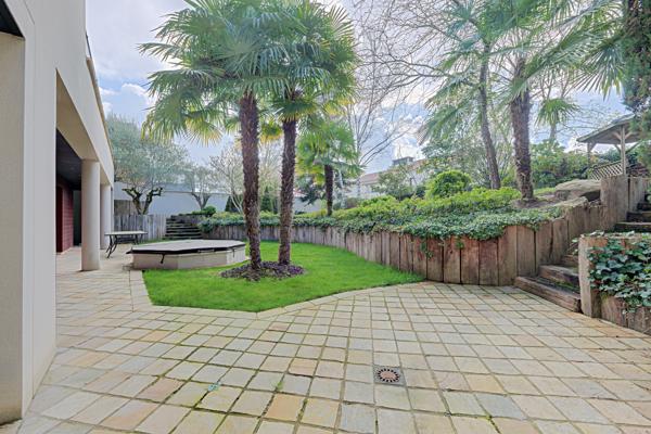 Maison
         9 pièces
        - 433 m² 1 750 000 € *