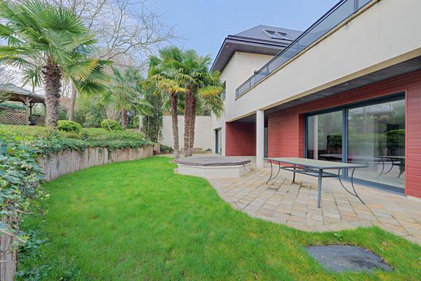 Maison
         9 pièces
        - 433 m² 1 750 000 € *