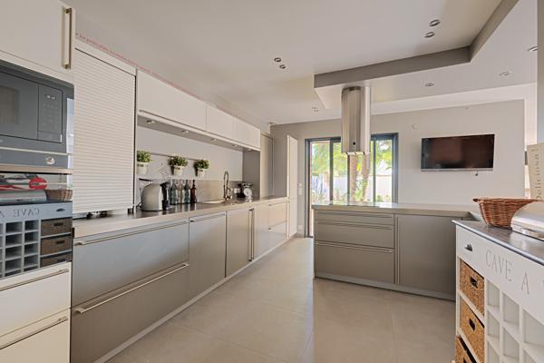 Maison
         9 pièces
        - 433 m² 1 750 000 € *
