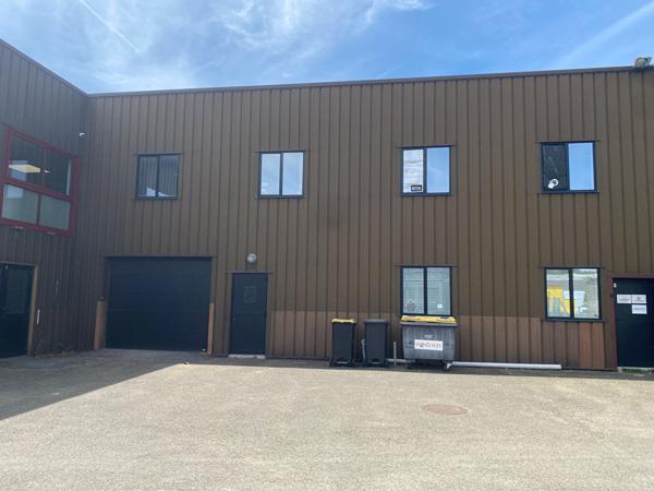 Location                                                      Local commercial
                        
                     6 pièces                      179 m2                     à Dourdan