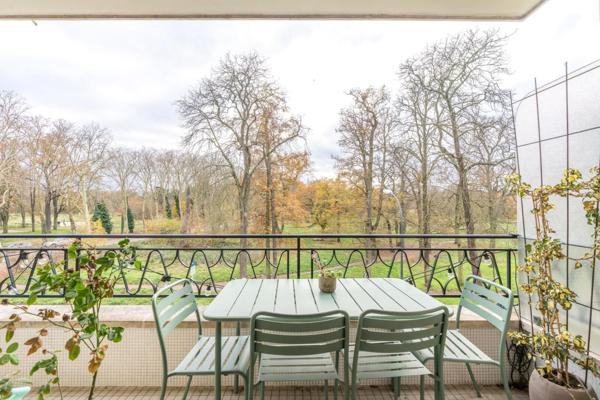 Face au Bois de Vincennes, à 200 mètres du RER A