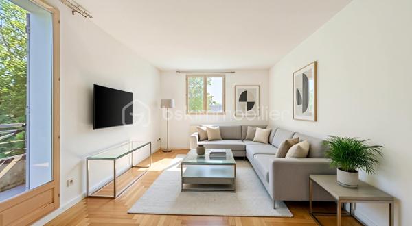 Dès l’entrée, vous serez séduit par son spacieux salon de 20 m² baigné de lumière naturelle, créant une atmosphère chaleureuse et conviviale. Celui-ci bénéficie d’un balcon agréable, idéal pour profiter des beaux jours et des moments de détente.

La cuisine séparée avec son cellier attenant offre un véritable confort au quotidien ainsi qu’un beau potentiel d’aménagement avec la possibilité de l’ouvrir sur le séjour afin de créer une grande pièce de vie moderne et conviviale.

L’espace nuit se compose d’une chambre confortable disposant également de son propre balcon privatif, apportant luminosité et confort supplémentaire, ainsi qu’une salle de bain fonctionnelle.

Un box complète ce bien, un véritable atout pour le stationnement et le rangement.

À proximité immédiate, vous profiterez de toutes les commodités nécessaires au quotidien : commerces, écoles, transports, services, espaces verts et accès rapides aux principaux axes et à la gare RER.
Un appartement idéal pour un premier achat, un investissement ou pour toute personne recherchant un bien confortable et pratique au quotidien.

Une visite s’impose !