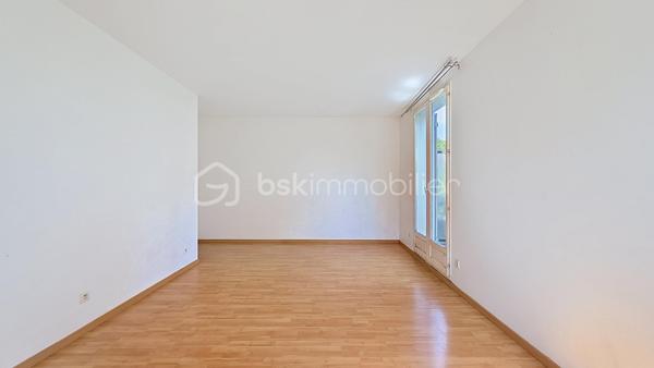 Dès l’entrée, vous serez séduit par son spacieux salon de 20 m² baigné de lumière naturelle, créant une atmosphère chaleureuse et conviviale. Celui-ci bénéficie d’un balcon agréable, idéal pour profiter des beaux jours et des moments de détente.

La cuisine séparée avec son cellier attenant offre un véritable confort au quotidien ainsi qu’un beau potentiel d’aménagement avec la possibilité de l’ouvrir sur le séjour afin de créer une grande pièce de vie moderne et conviviale.

L’espace nuit se compose d’une chambre confortable disposant également de son propre balcon privatif, apportant luminosité et confort supplémentaire, ainsi qu’une salle de bain fonctionnelle.

Un box complète ce bien, un véritable atout pour le stationnement et le rangement.

À proximité immédiate, vous profiterez de toutes les commodités nécessaires au quotidien : commerces, écoles, transports, services, espaces verts et accès rapides aux principaux axes et à la gare RER.
Un appartement idéal pour un premier achat, un investissement ou pour toute personne recherchant un bien confortable et pratique au quotidien.

Une visite s’impose !